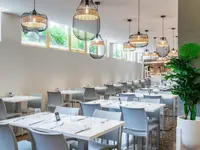 Restauracja w Mercury z białymi stolikami
