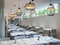 Jasna restauracja w Mercury z białymi stołami