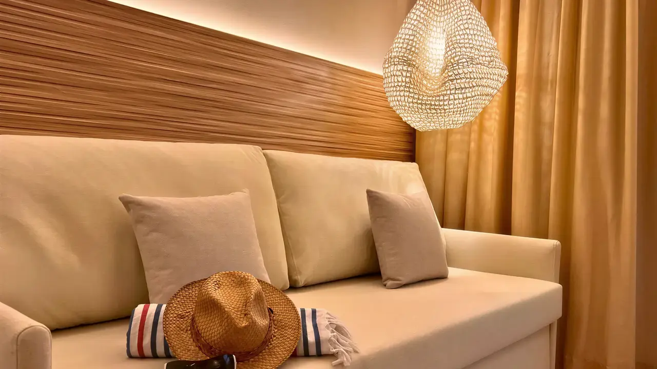 Wygodna sofa w pokoju gościnnym Mercury