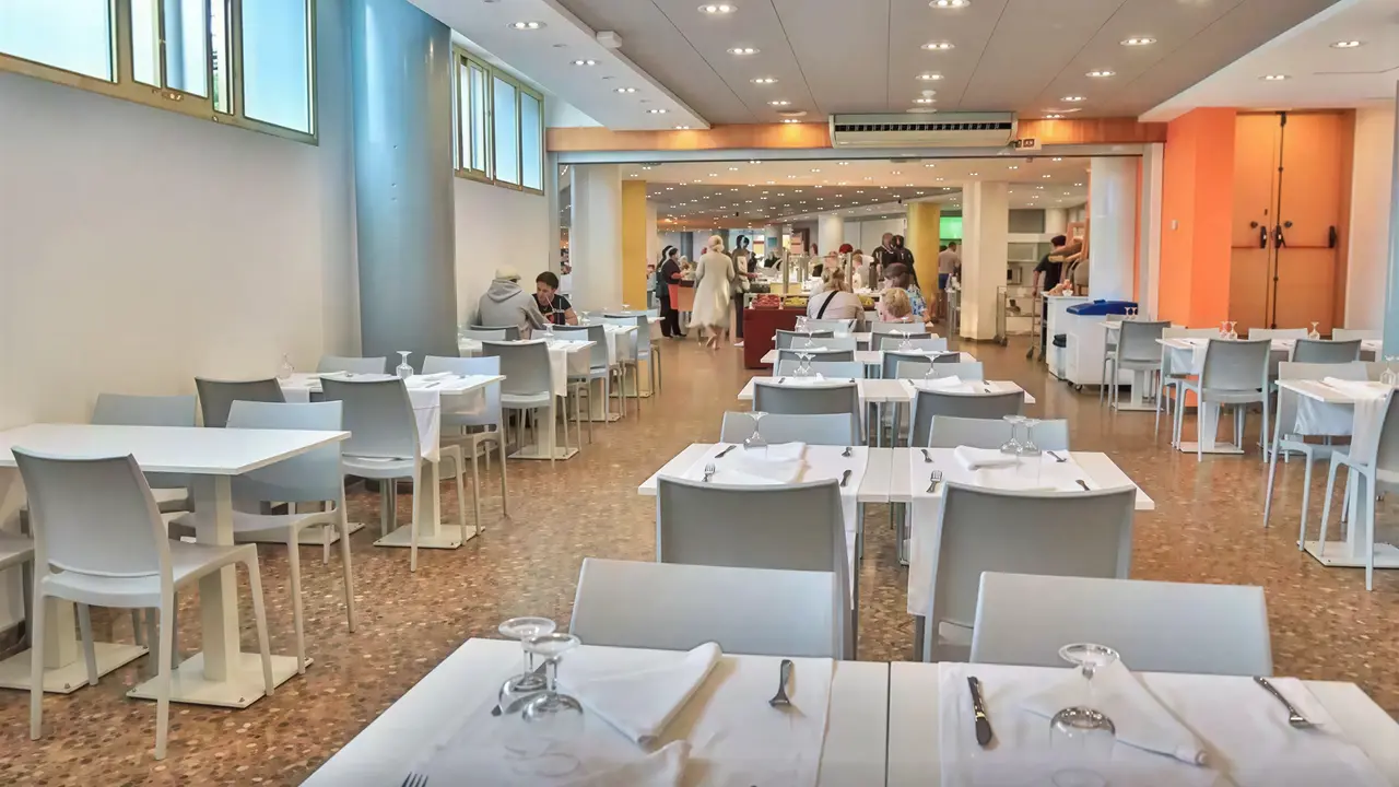 Restauracja w Mercury z białymi stołami