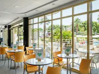 Restauracja w Mercury z widokiem na zewnątrz
