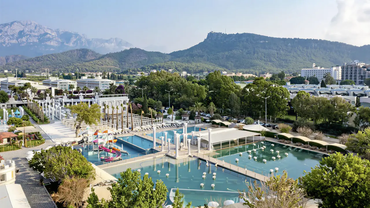 Widok na kompleks basenów w Miarosa Kemer Beach