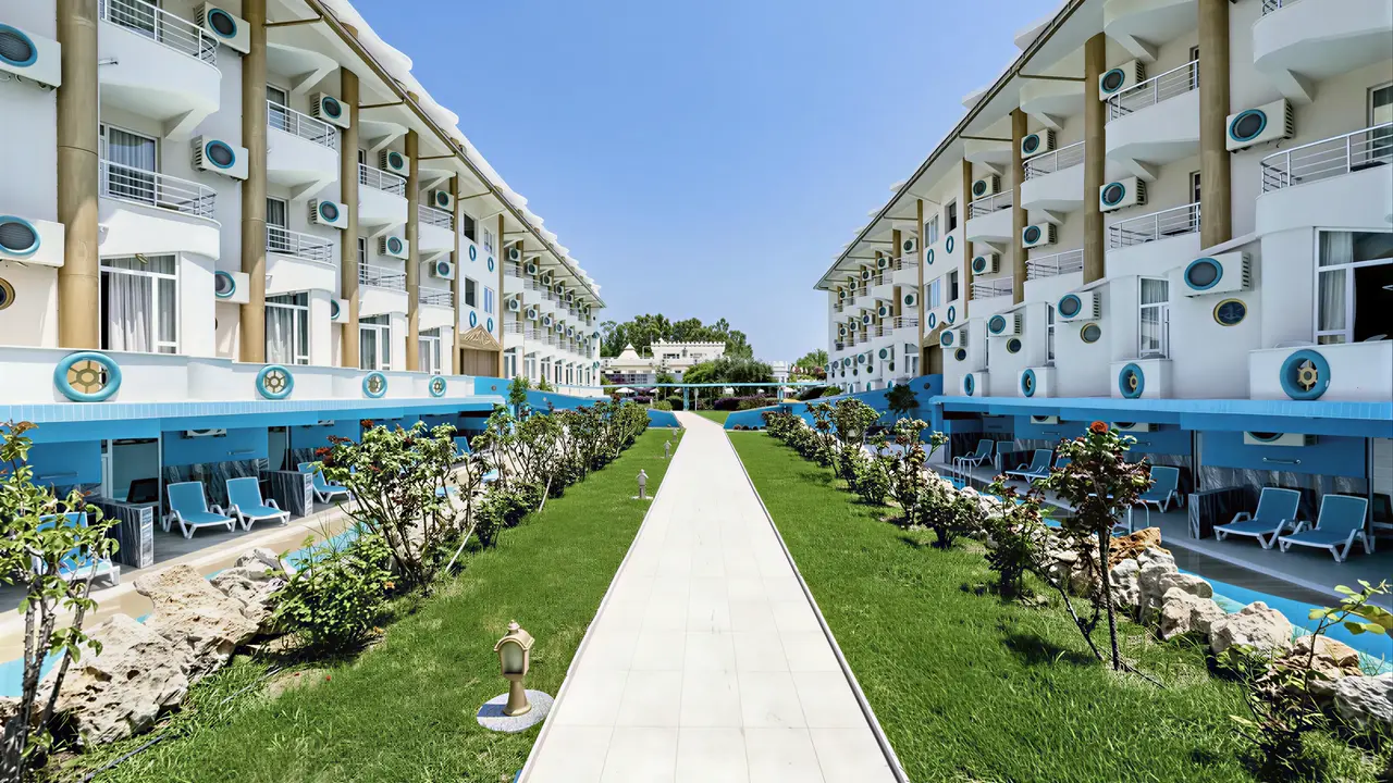 Budynki i ścieżka w Miarosa Kemer Beach