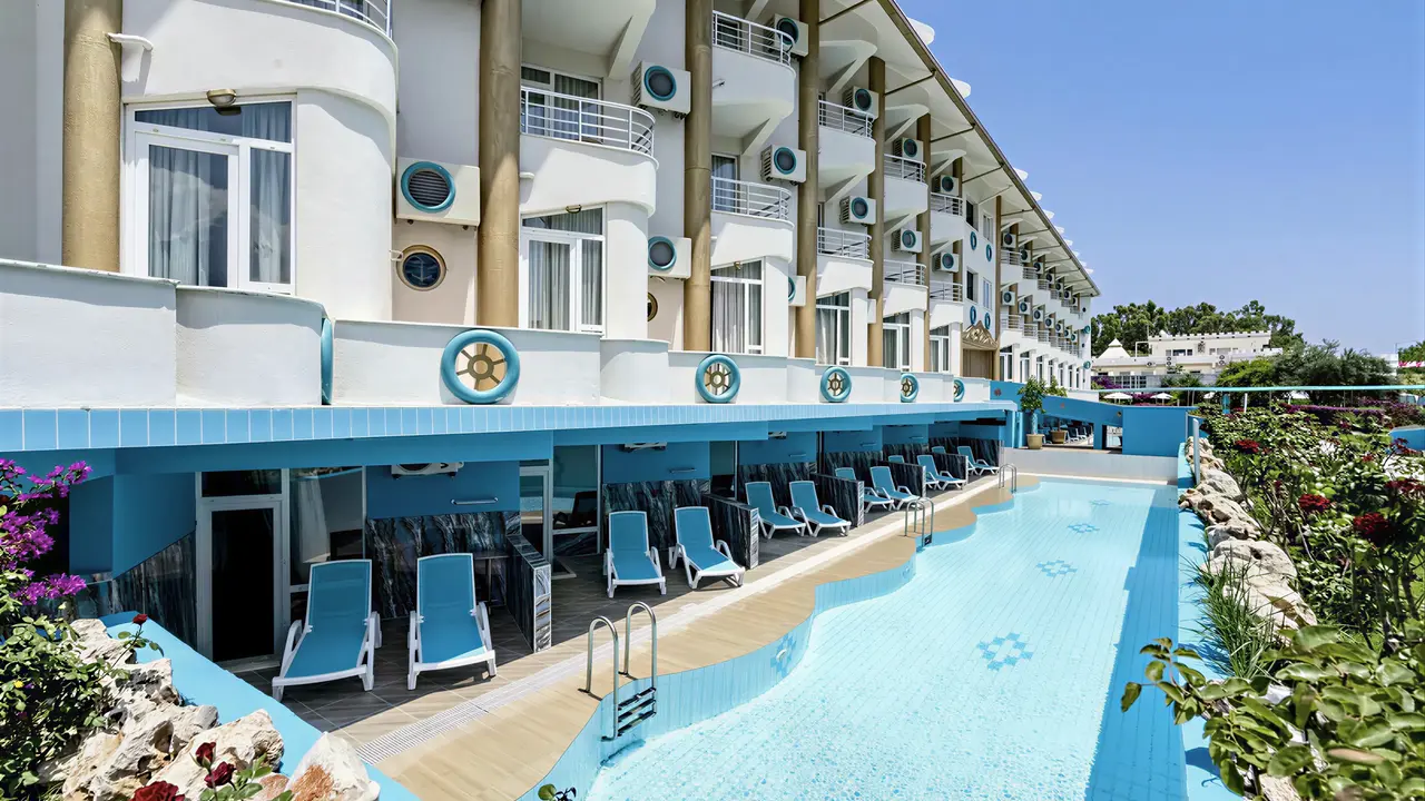Basen z leżakami w hotelu Miarosa Kemer Beach