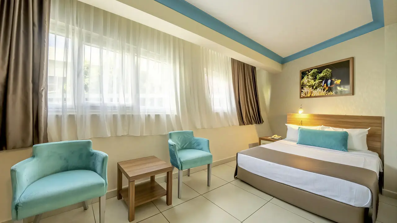 Pokój z łóżkiem i fotelami w Miarosa Kemer Beach