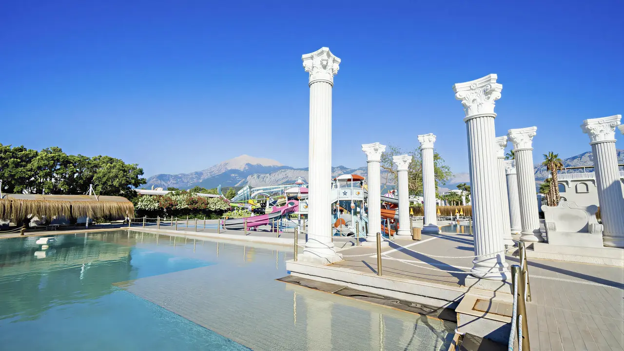 Zjeżdżalnie wodne i baseny w Miarosa Kemer Beach