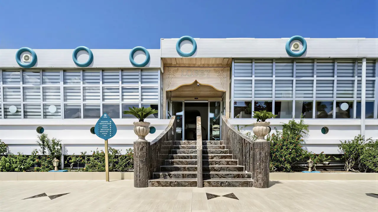 Elewacja i wejście do Miarosa Kemer Beach