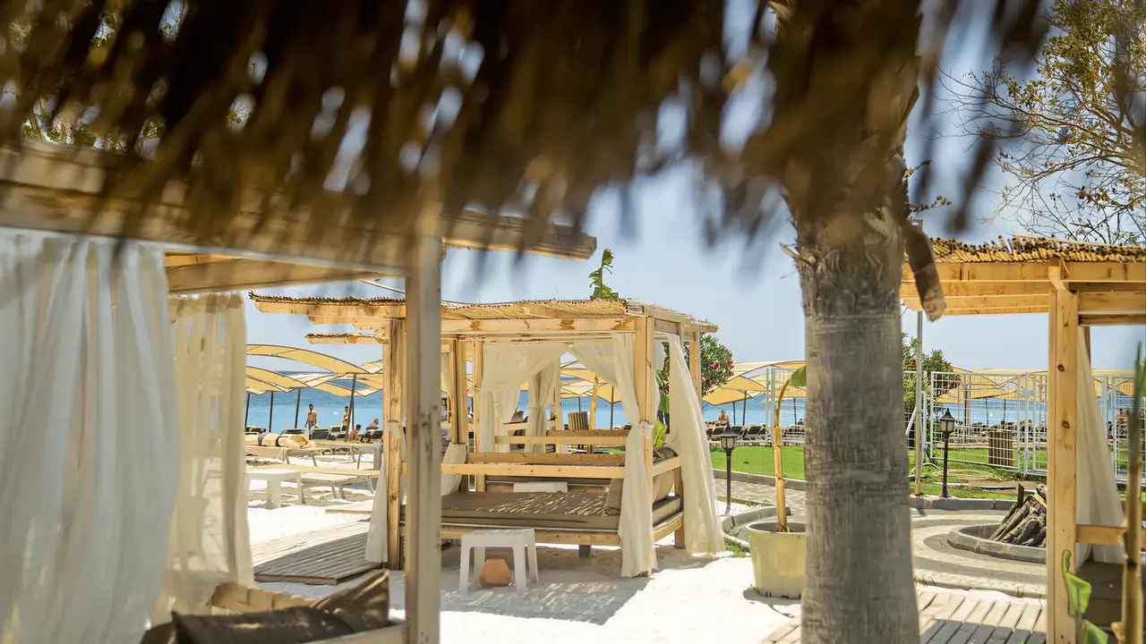 Leżaki i pawilony na plaży w Miarosa Kemer Beach