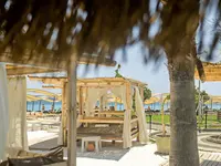 Leżaki i pawilony na plaży w Miarosa Kemer Beach