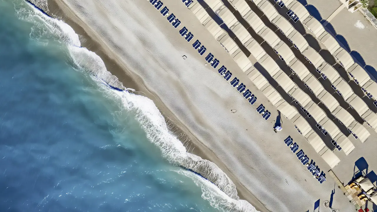 Plaża z leżakami w Miarosa Kemer Beach