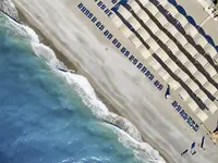 Plaża z leżakami w Miarosa Kemer Beach