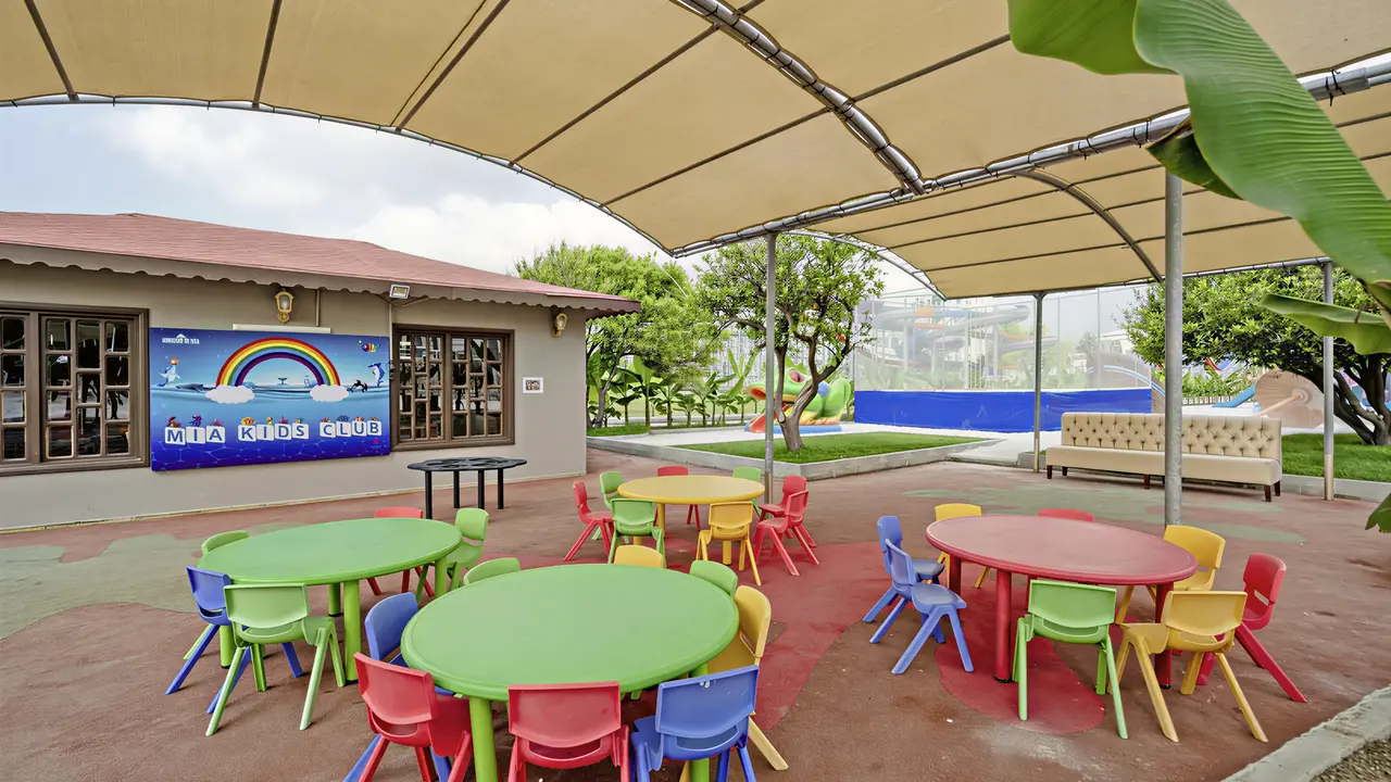 Klub dla dzieci w Miarosa Kemer Beach z kolorowymi meblami