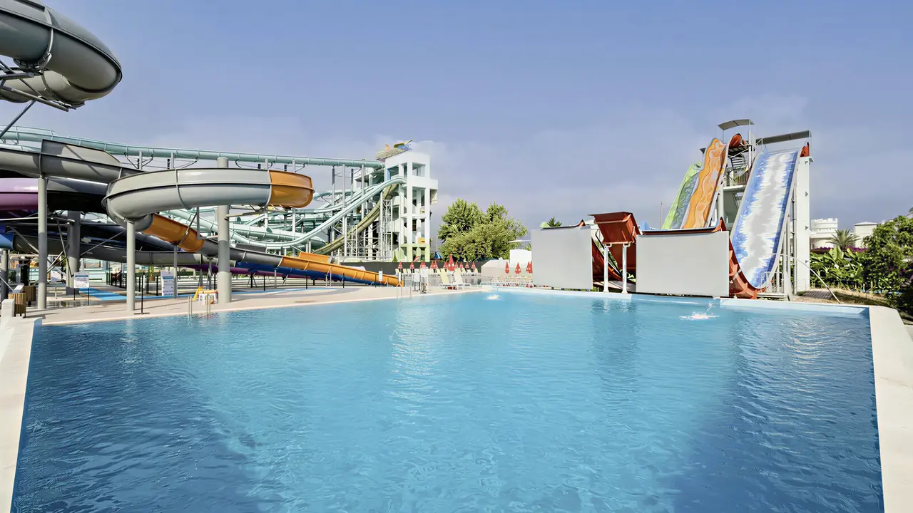 Zjeżdżalnie wodne i basen w Miarosa Kemer Beach