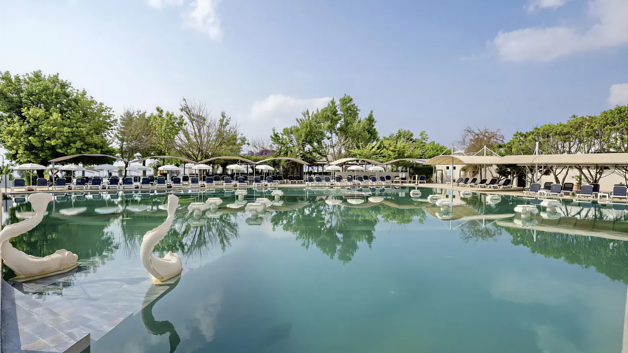 Basen z leżakami w Miarosa Kemer Beach
