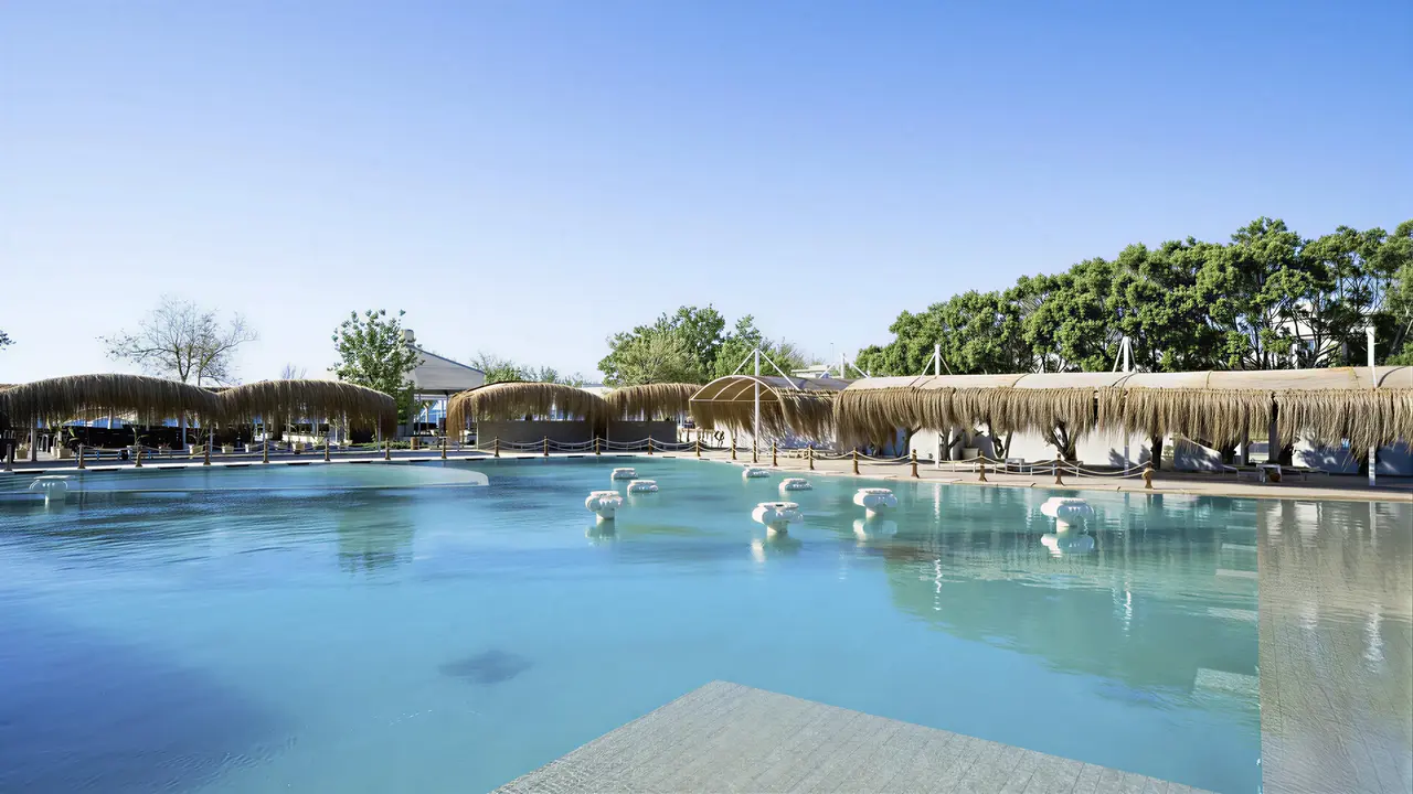 Basen z białymi leżakami w Miarosa Kemer Beach