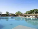 Basen z białymi leżakami w Miarosa Kemer Beach