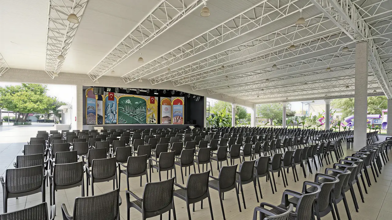 Amfiteatr z rzędami krzeseł w Miarosa Kemer Beach