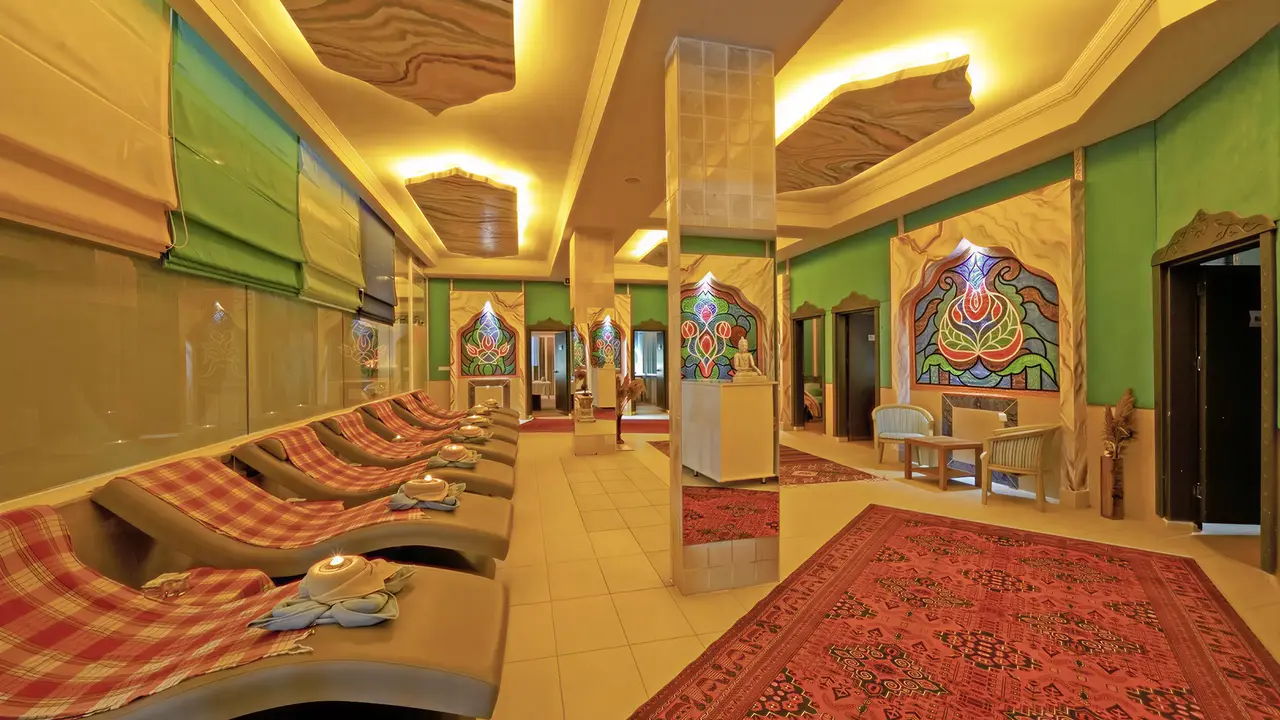 Strefa relaksu w Miarosa Kemer Beach z leżakami