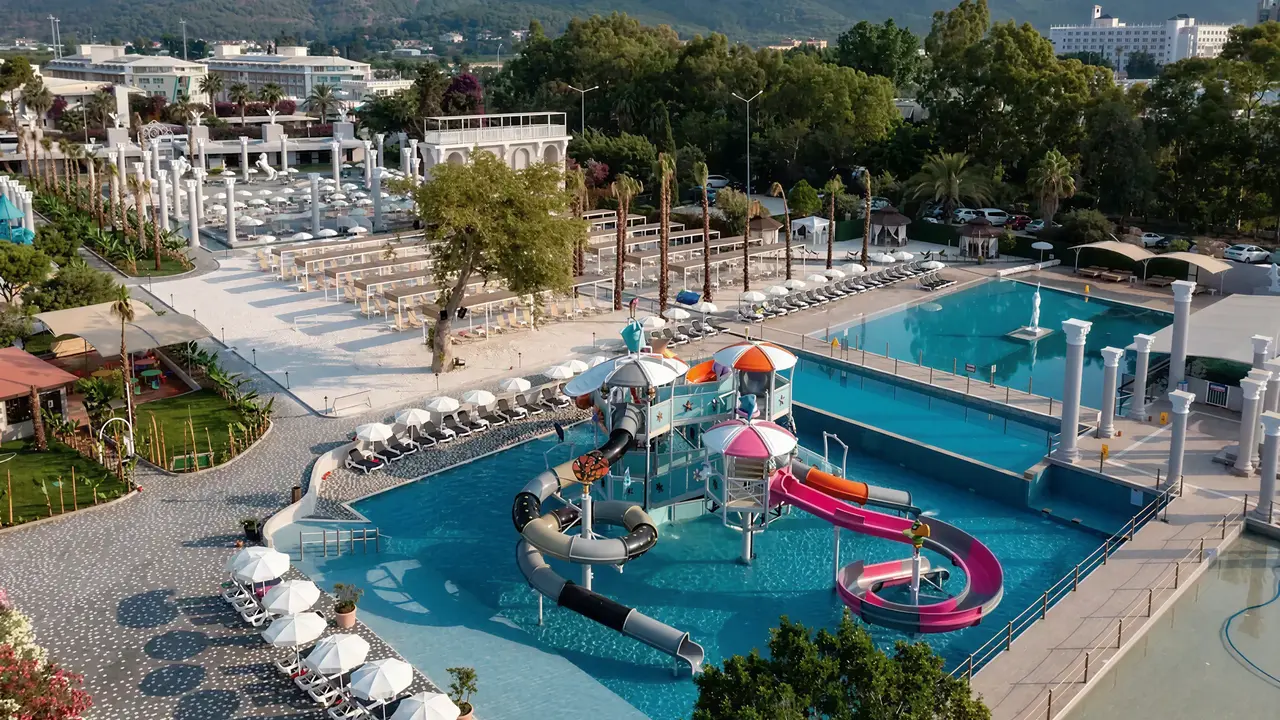 Zjeżdżalnie wodne w kompleksie Miarosa Kemer Beach