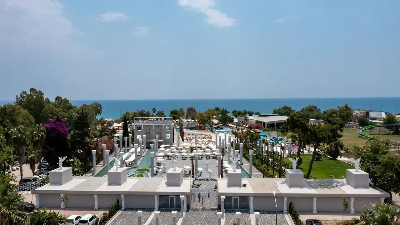 Widok na kompleks Miarosa Kemer Beach z lotu ptaka