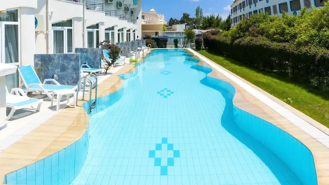 Basen zewnętrzny z leżakami w Miarosa Kemer Beach