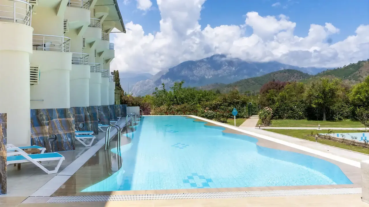 Basen zewnętrzny w hotelu Miarosa Kemer Beach