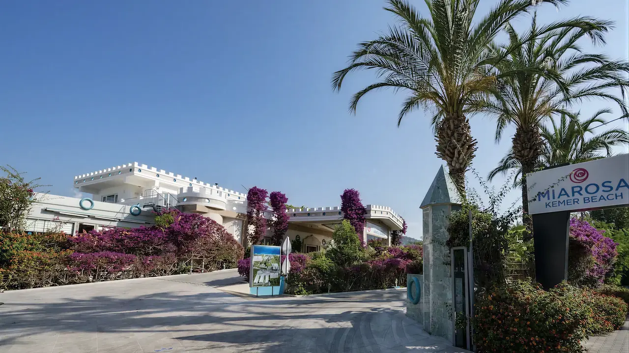 Elewacja i wejście do obiektu Miarosa Kemer Beach
