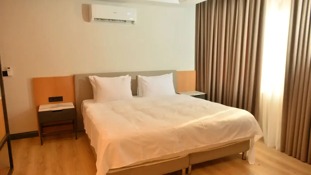 Przytulna sypialnia z dużym łóżkiem w Miarosa Kemer Beach