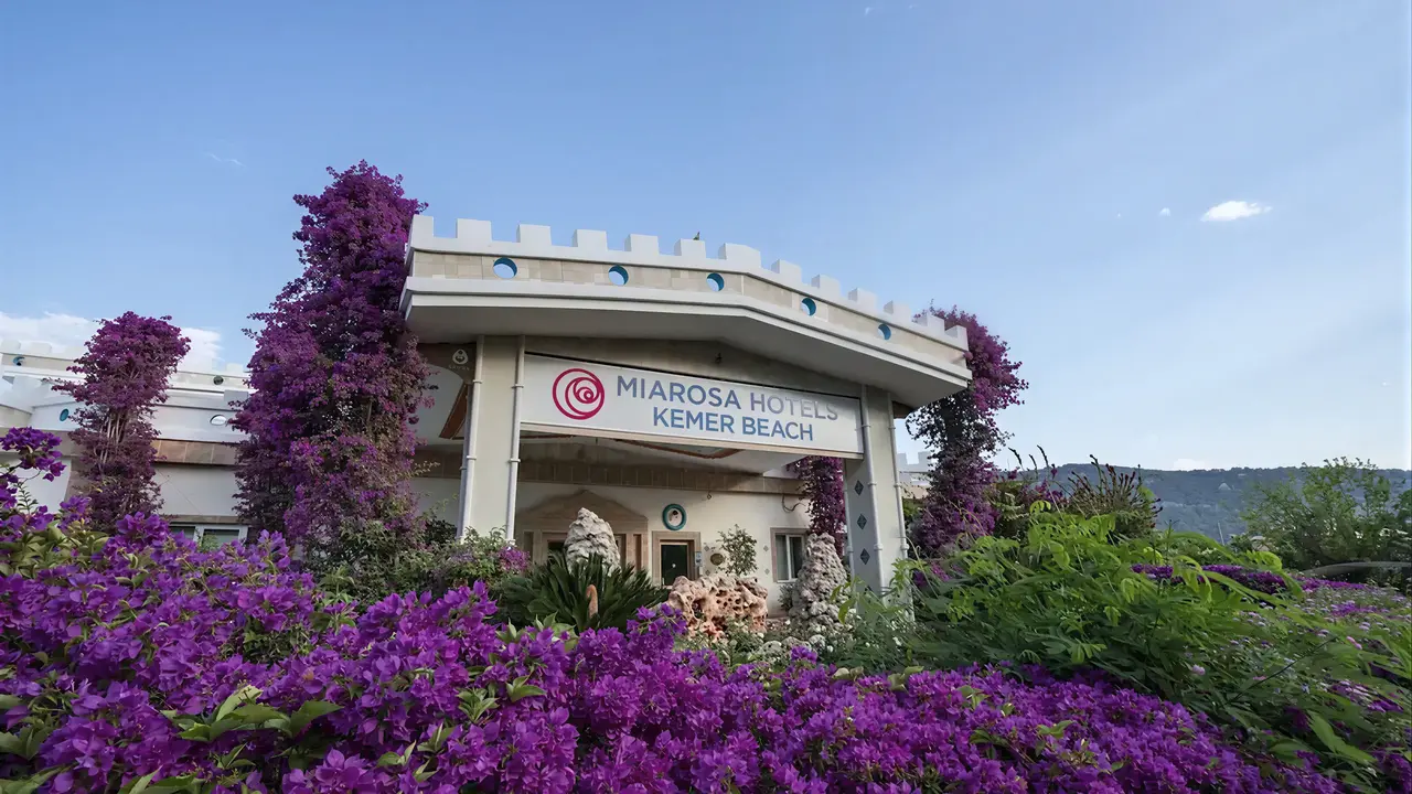 Elewacja i wejście do Miarosa Kemer Beach wśród kwiatów