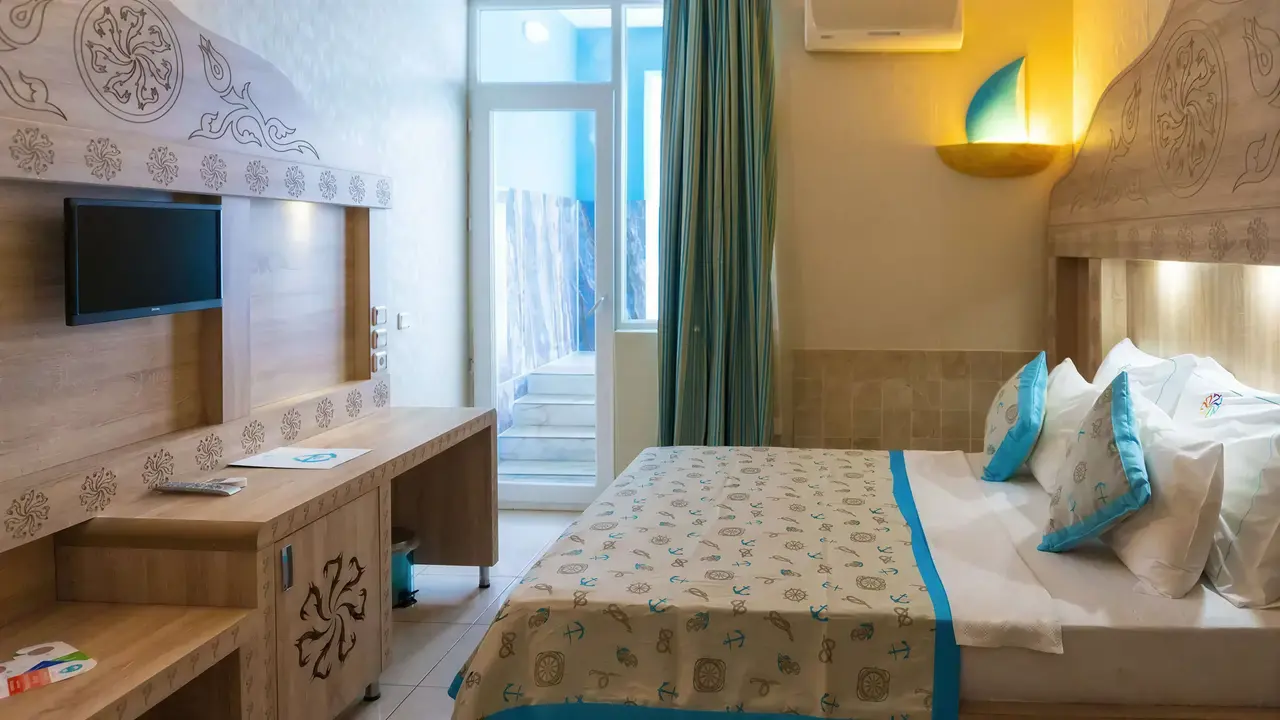Pokój z łóżkiem w Miarosa Kemer Beach