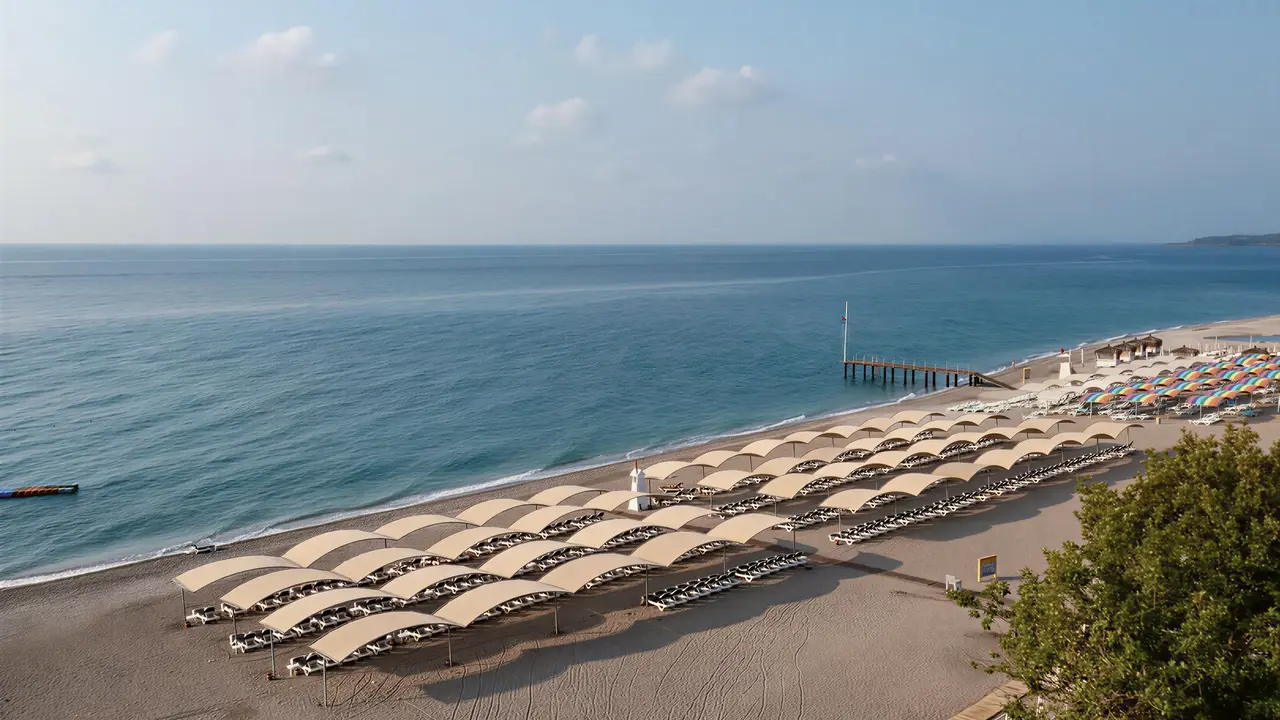 Plaża z parasolami w Miarosa Kemer Beach