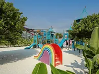 Kolorowy plac zabaw dla dzieci w Miarosa Kemer Beach