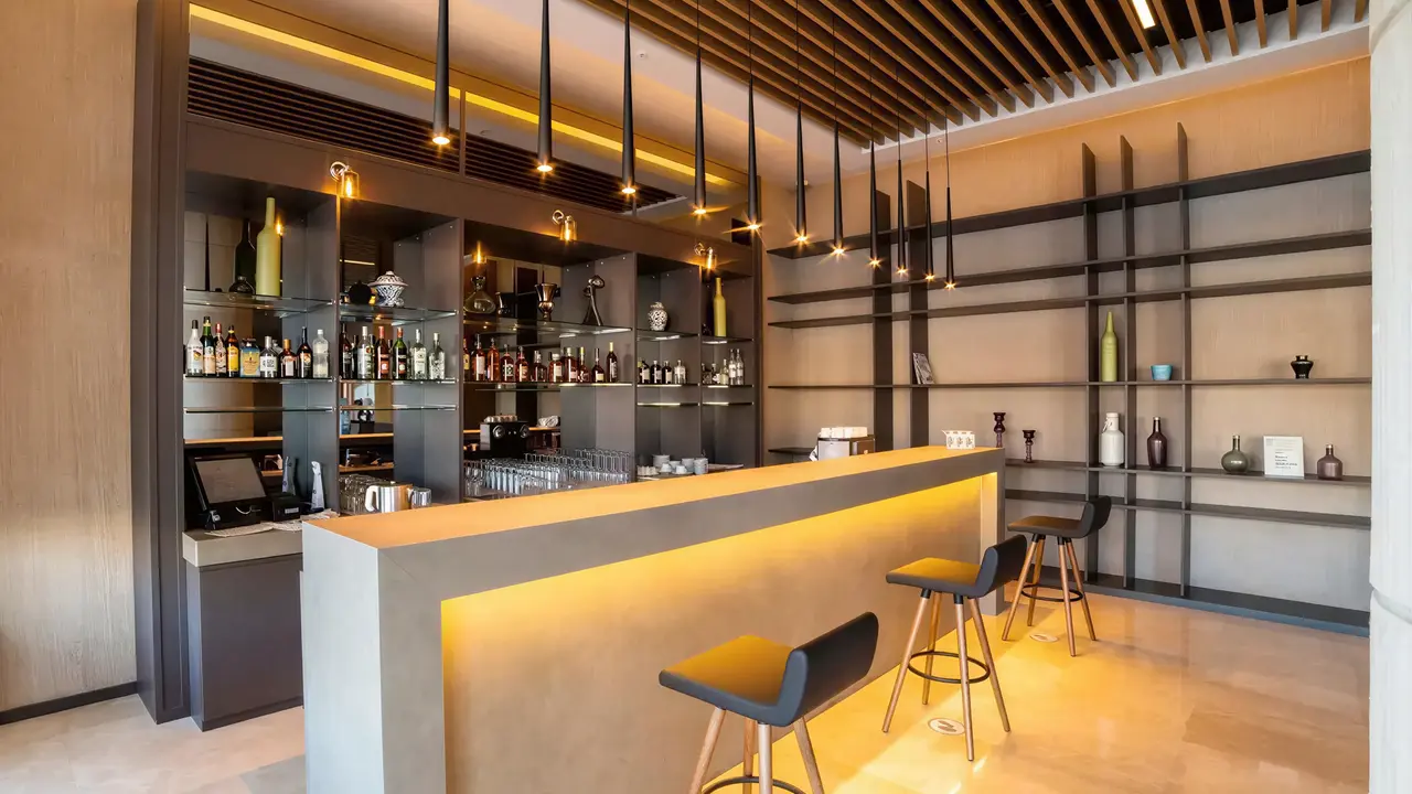 Nowoczesny bar z hokerami w Mivara Luxury Resort & Spa Bodrum