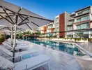 Basen i leżaki w hotelu Mivara Luxury Resort & Spa Bodrum