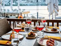 Stół z jedzeniem i winem w Mivara Luxury Resort & Spa Bodrum