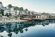 Widok na budynki i nabrzeże w Mivara Luxury Resort & Spa Bodrum