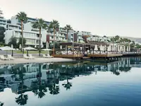 Widok na budynki i nabrzeże w Mivara Luxury Resort & Spa Bodrum