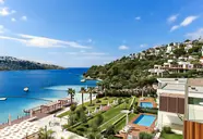 Widok na kompleks Mivara Luxury Resort & Spa Bodrum z basenami i plażą