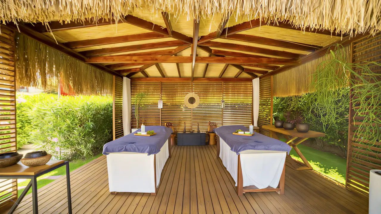 Strefa masażu w Mivara Luxury Resort & Spa Bodrum pod słomianym dachem
