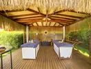 Strefa masażu w Mivara Luxury Resort & Spa Bodrum pod słomianym dachem