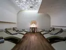 Strefa relaksu z leżakami w Mivara Luxury Resort & Spa Bodrum