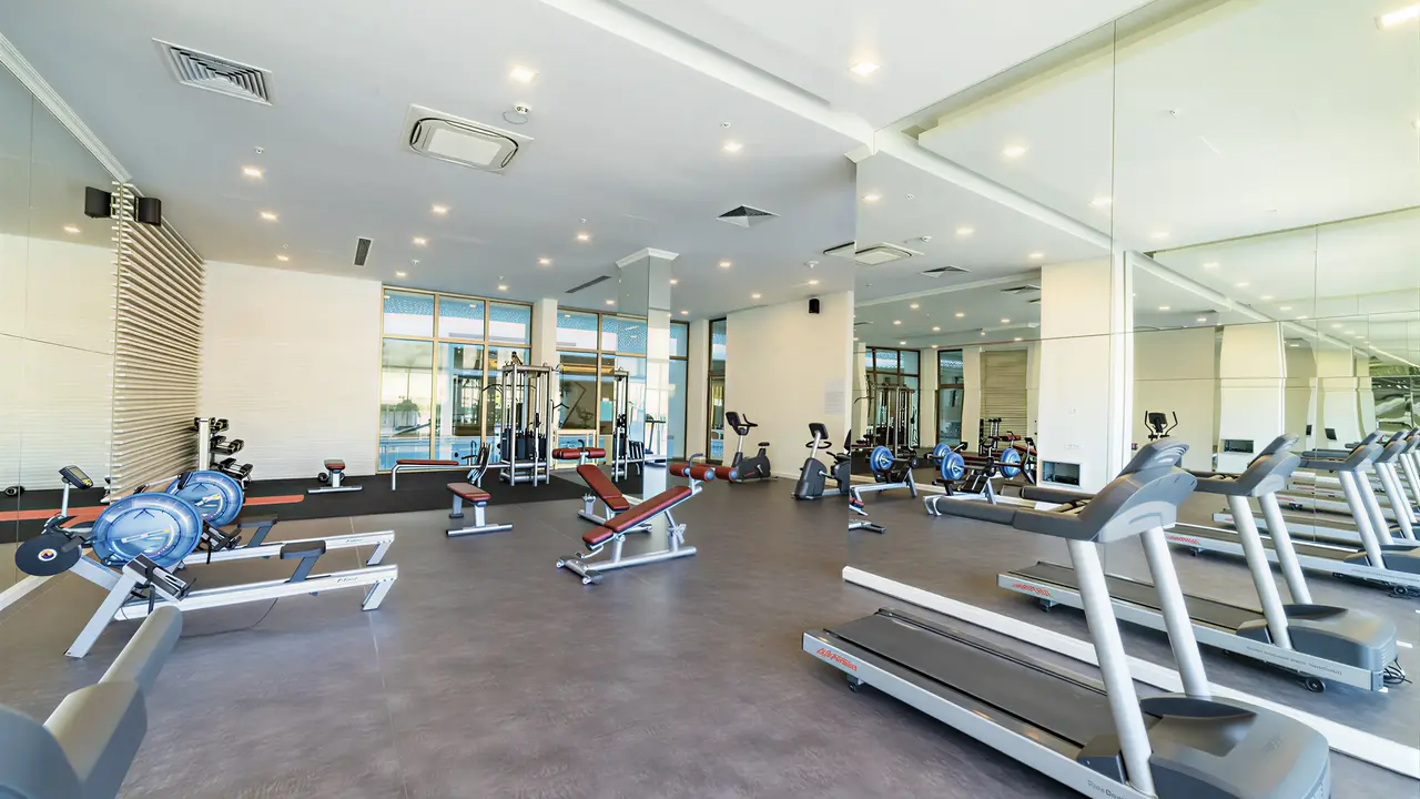 Siłownia z nowoczesnym sprzętem w Mivara Luxury Resort & Spa Bodrum