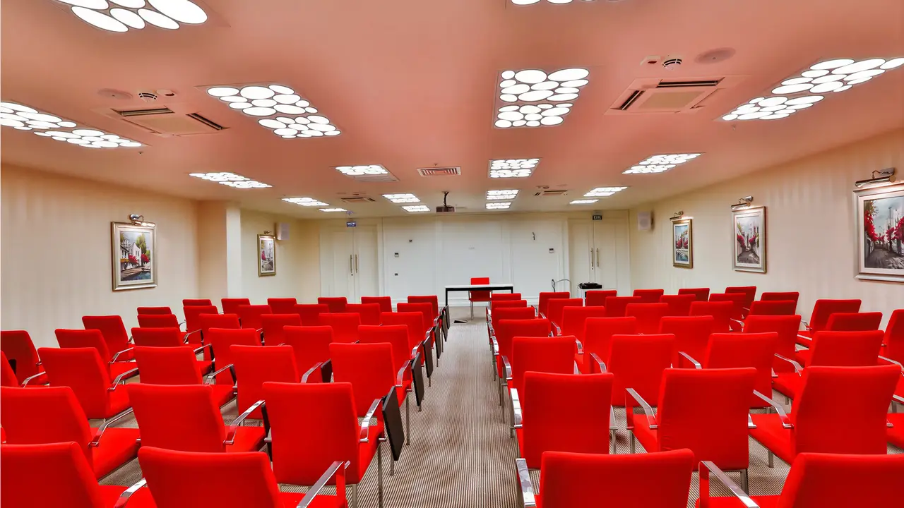 Sala konferencyjna z czerwonymi krzesłami w Mivara Luxury Resort & Spa Bodrum
