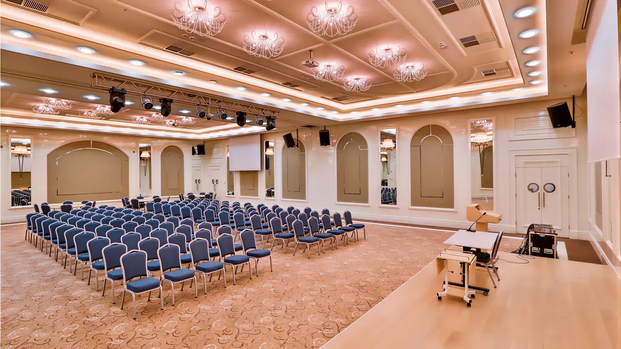 Sala konferencyjna w Mivara Luxury Resort & Spa Bodrum z rzędami krzeseł
