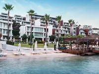 Widok na kompleks budynków Mivara Luxury Resort & Spa Bodrum nad wodą