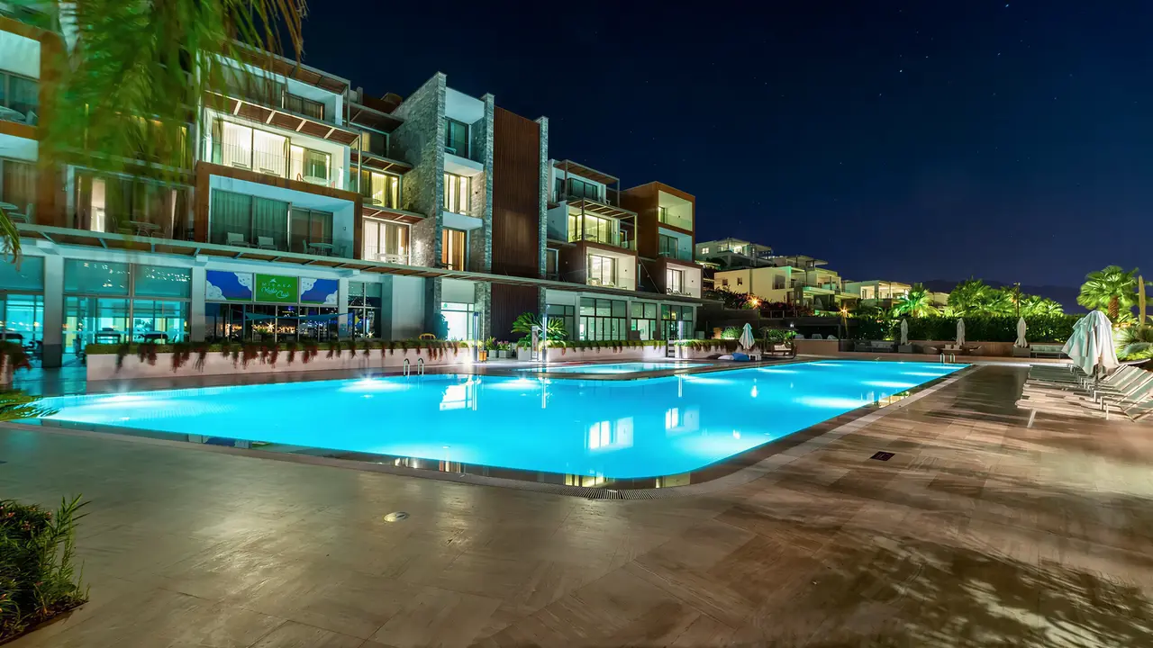 Oświetlony basen zewnętrzny w Mivara Luxury Resort & Spa Bodrum w nocy