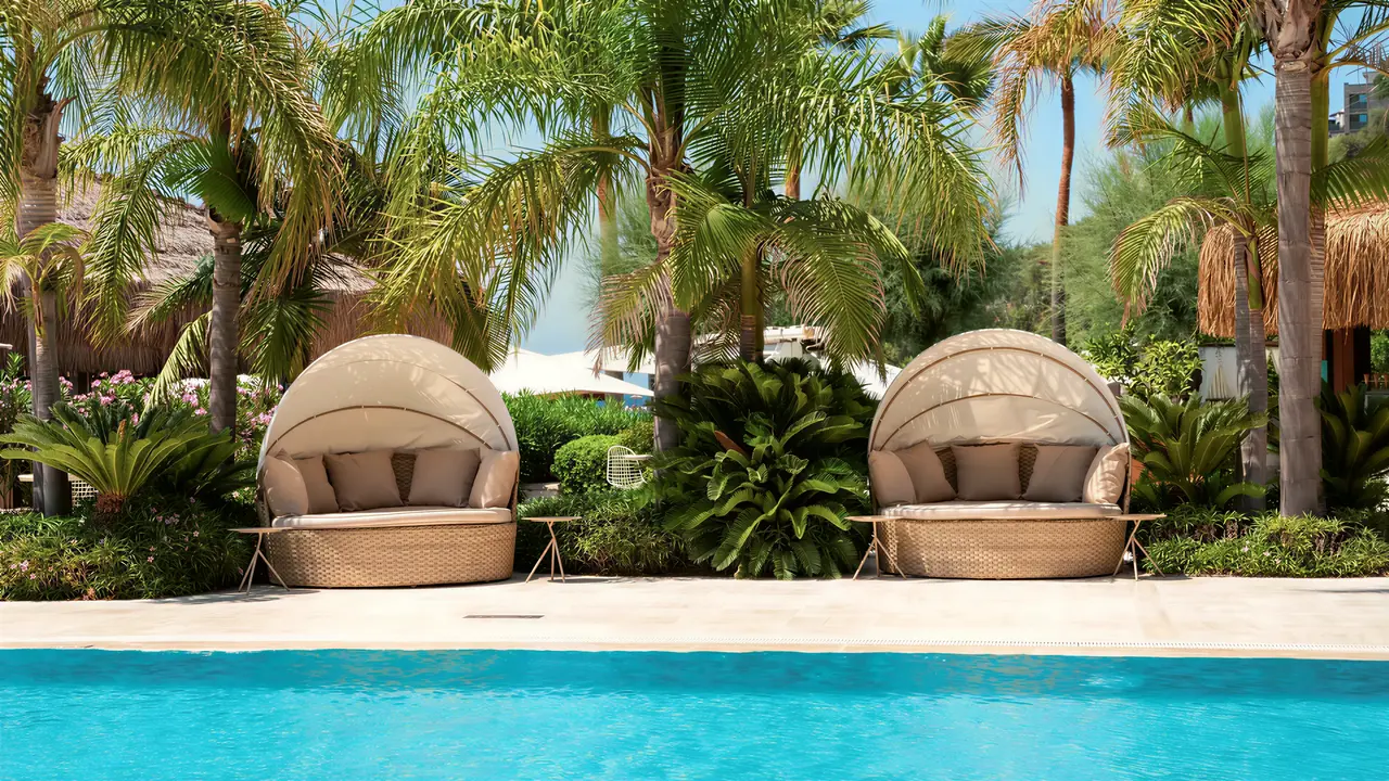 Leżaki przy basenie w Mivara Luxury Resort & Spa Bodrum