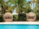 Leżaki przy basenie w Mivara Luxury Resort & Spa Bodrum