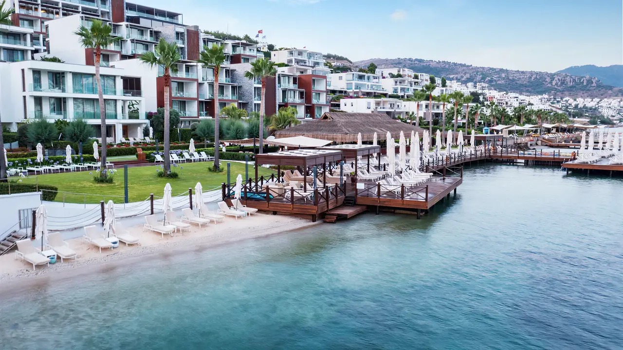 Widok na kompleks Mivara Luxury Resort & Spa Bodrum z plażą i pomostem