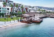 Widok na kompleks Mivara Luxury Resort & Spa Bodrum z plażą i pomostem